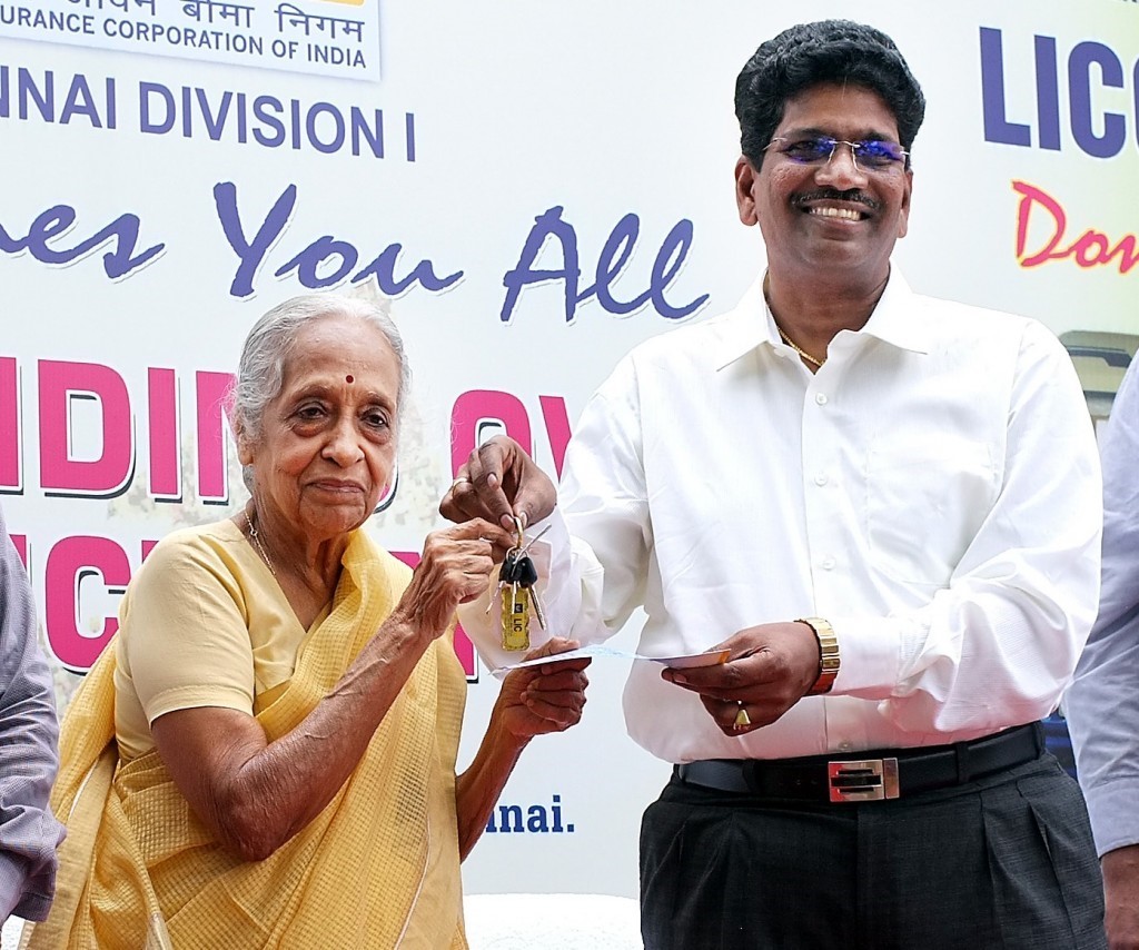 Shots of T Sitharthan zonal managerof L IC of India handing over a 23 seater van key to Dr.V. Shanta the Chairperson of Adyar Cancer Institute, Adyar at LIC building, premises, Anna Salai in chennai on thursday-Express/P.Ravikumar